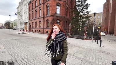 Raccolta in publicu: una bella ragazza si fa scopare per un iPhone è si sborra in a figa. CleoModel