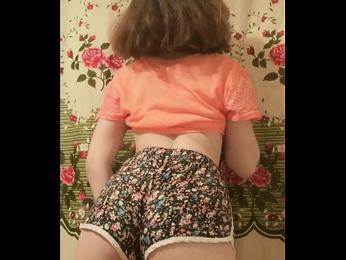 ❤️ Una ghjovana sexy si spoglia i pantaloncini davanti à a camera ☑ Cazzo à porn co.ru-pp.ru